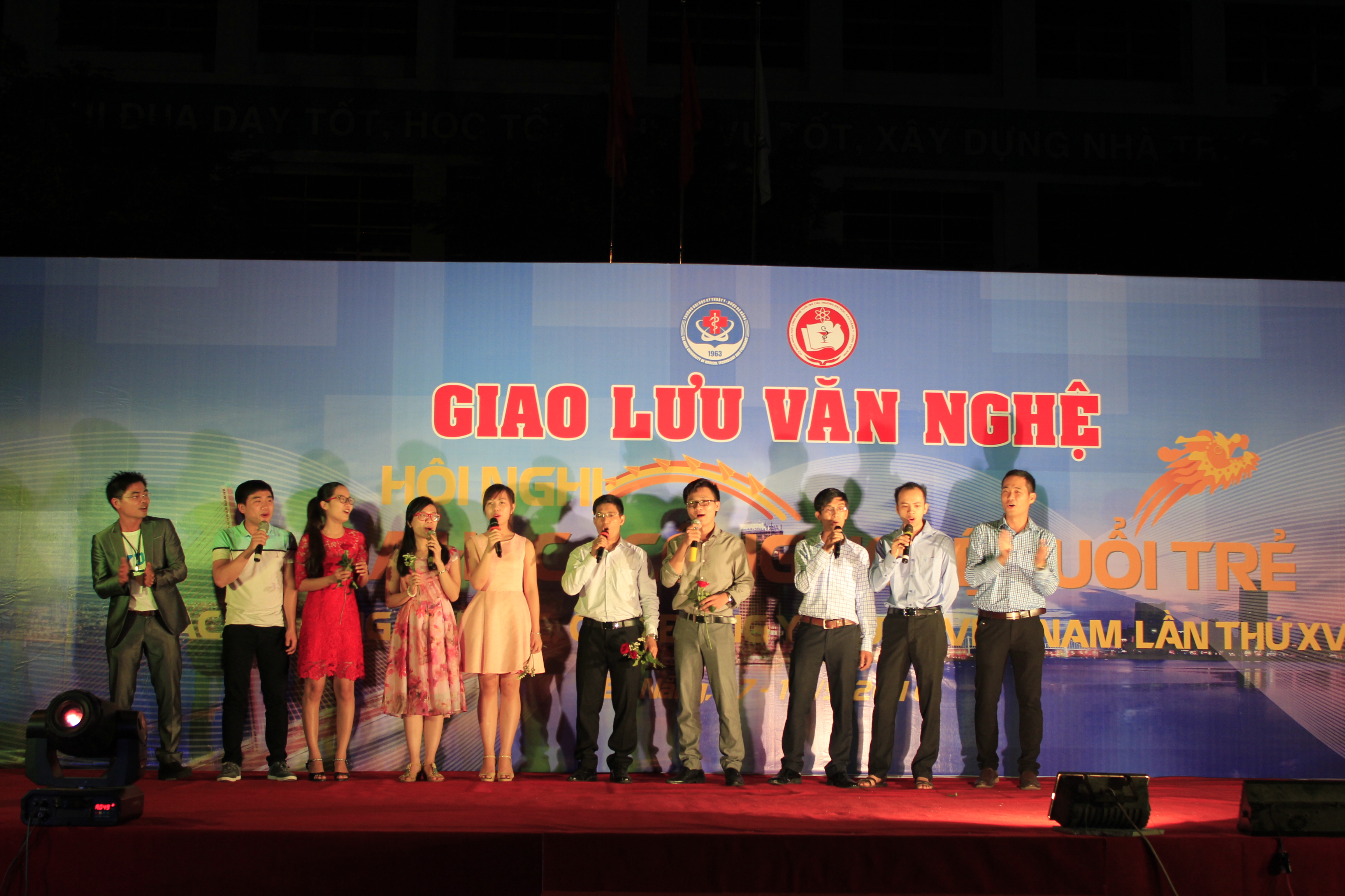 4. Đoàn giao lưu văn ngh_ t_i HN.JPG